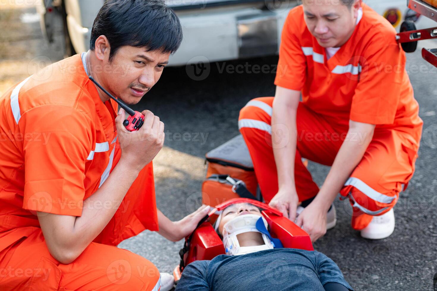 il paramedico è assistere un ferito uomo nel un emergenza situazione su il strada. foto