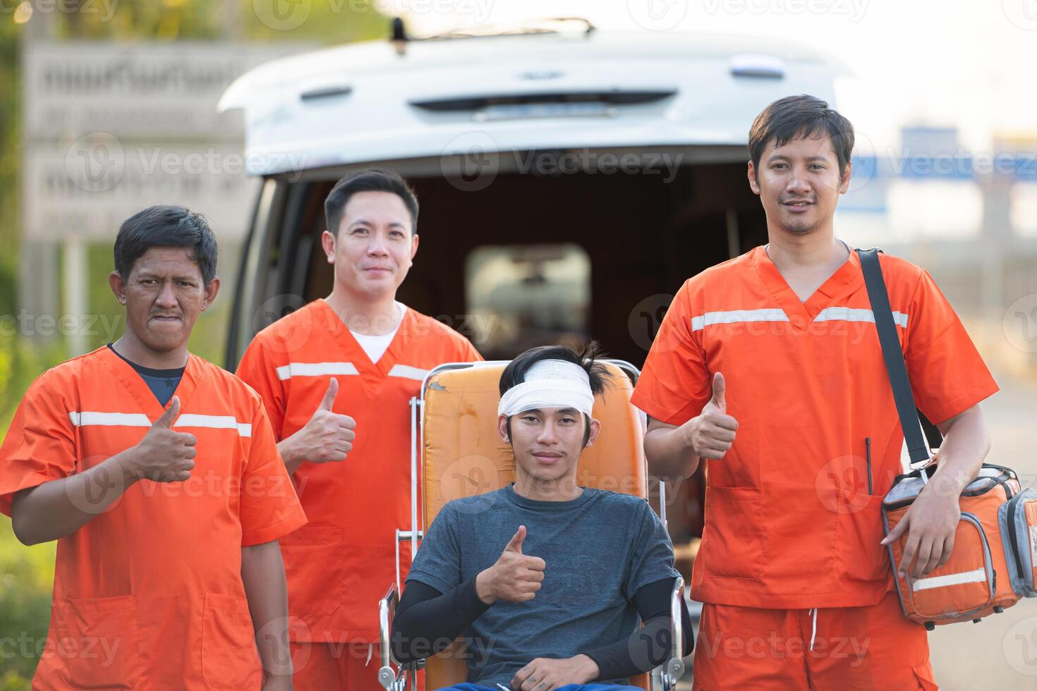 ritratto di paramedico squadra è assistere un ferito uomo nel un emergenza situazione su il strada. foto