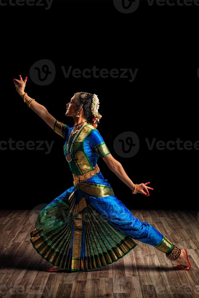 bellissimo donna ballerino di indiano classico danza bharatanatyam foto