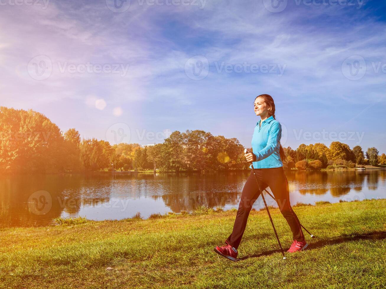 nordico a piedi donna all'aperto foto