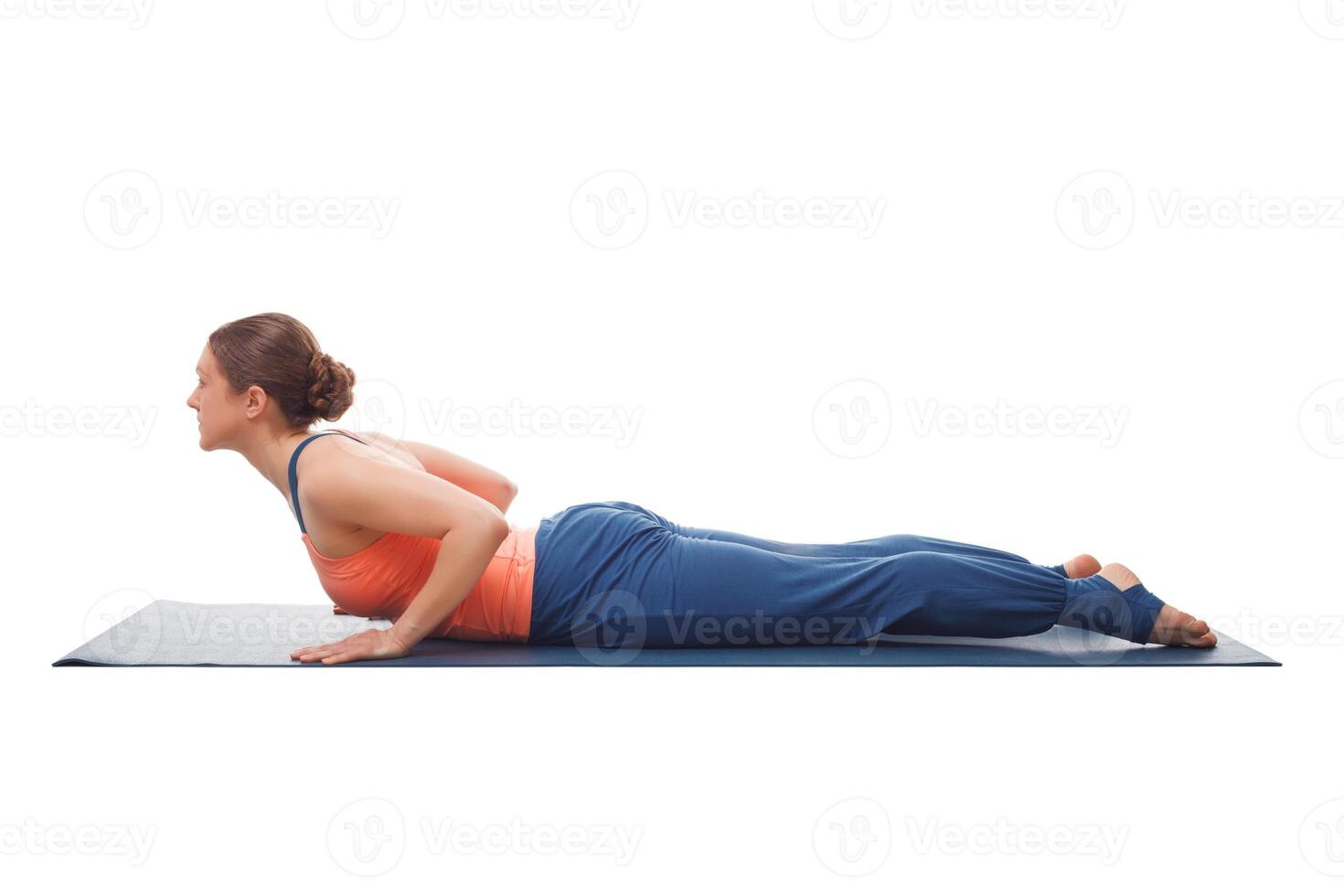 sportivo in forma yogini donna pratiche yoga asana bhujangasana foto