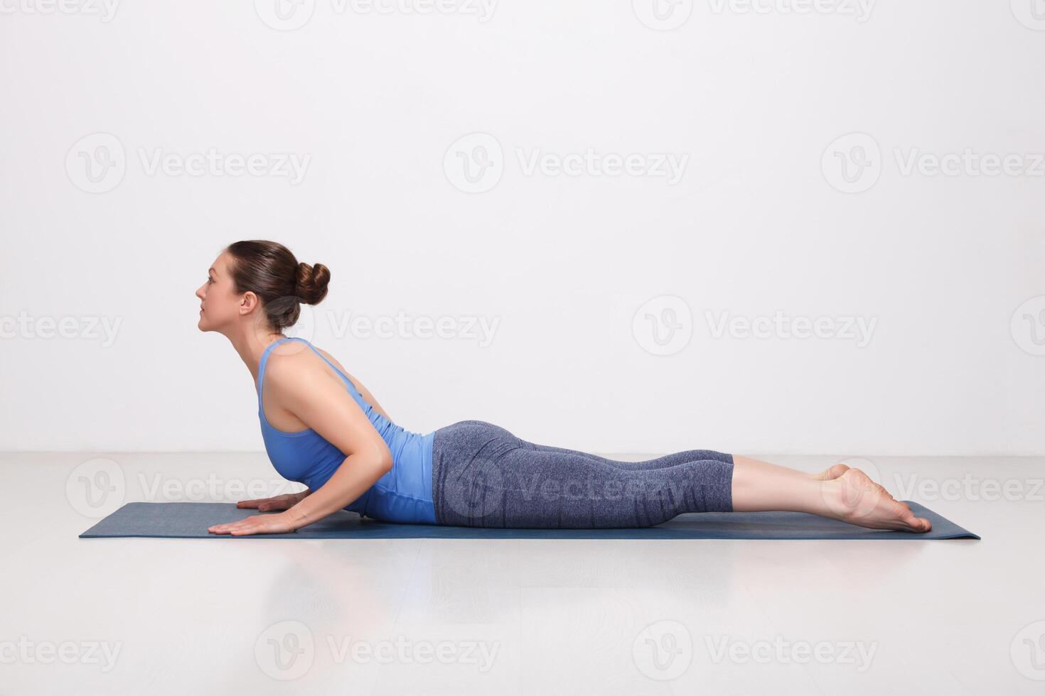 sportivo in forma yogini donna pratiche yoga asana bhujangasana foto