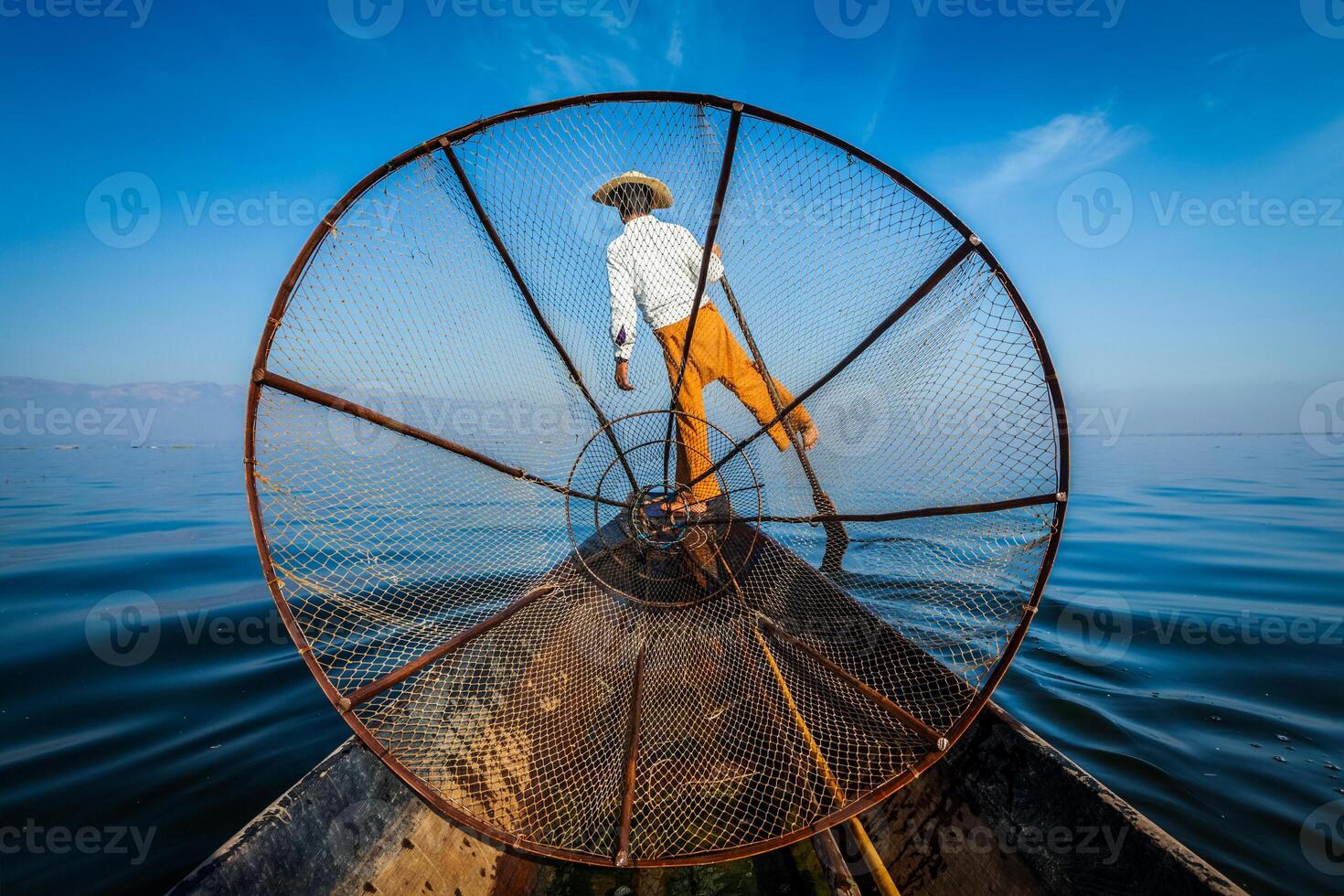 pescatore birmano al lago inle, myanmar foto