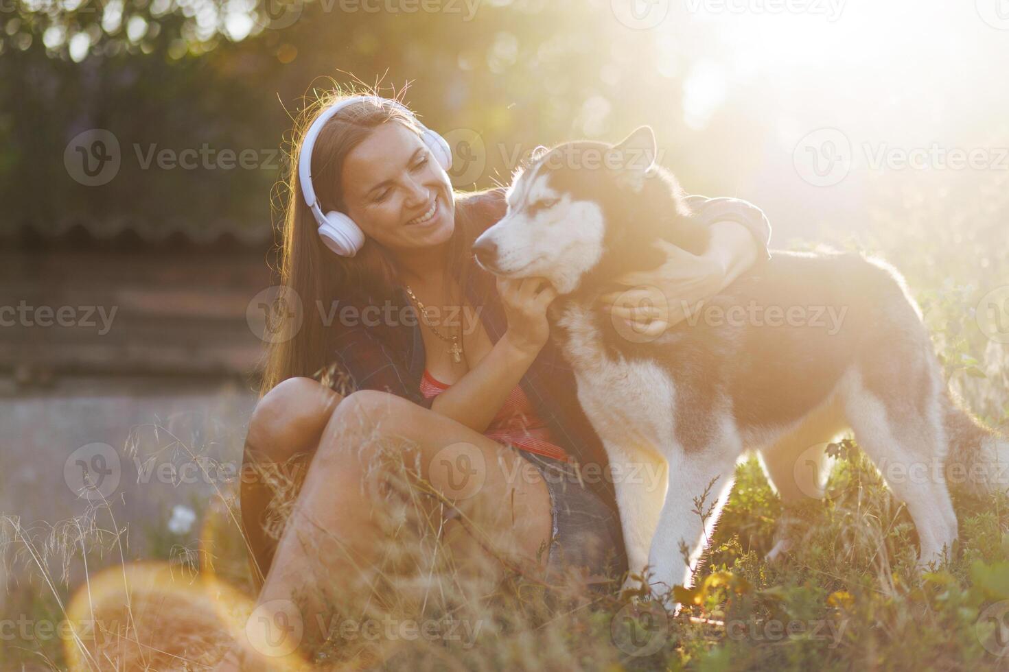 giovane donna godendo musica con sua rauco nel natura foto