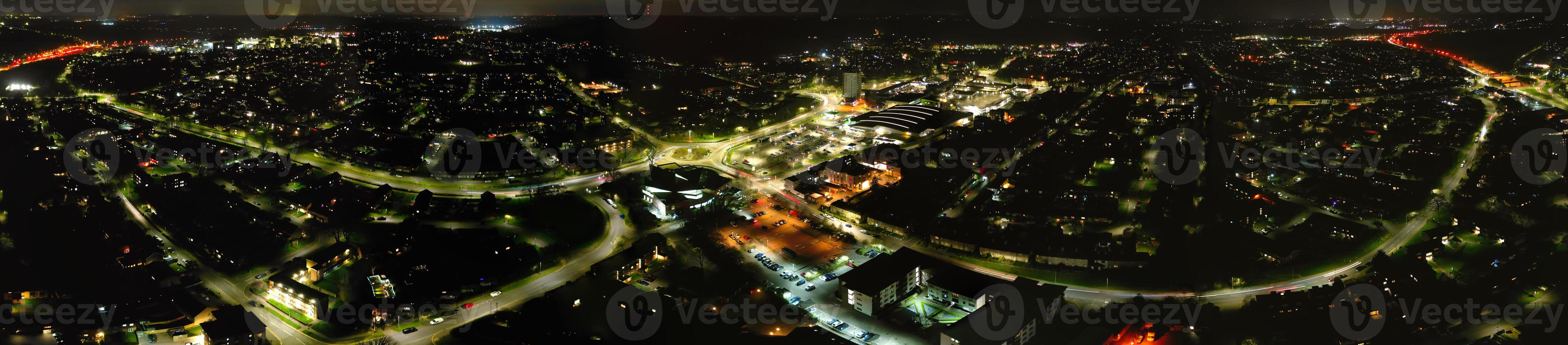 aereo panoramico Visualizza di illuminato centrale hatfield città di Inghilterra UK durante notte. marzo 9, 2024 foto