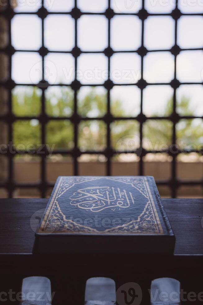 Ramadan o islamico verticale foto. il santo Corano su il leggio foto