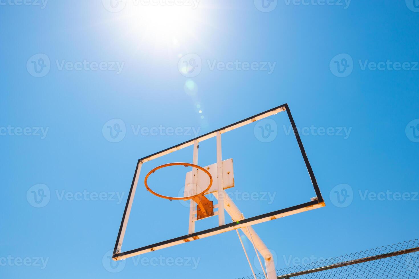 rotto piano di sostegno di pallacanestro campo nel il parco. abbandonato cittadina concetto foto