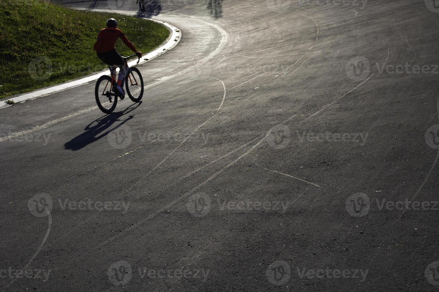 ciclista formazione su il Ciclo-corsa traccia a tramonto. salutare stile di vita concetto foto