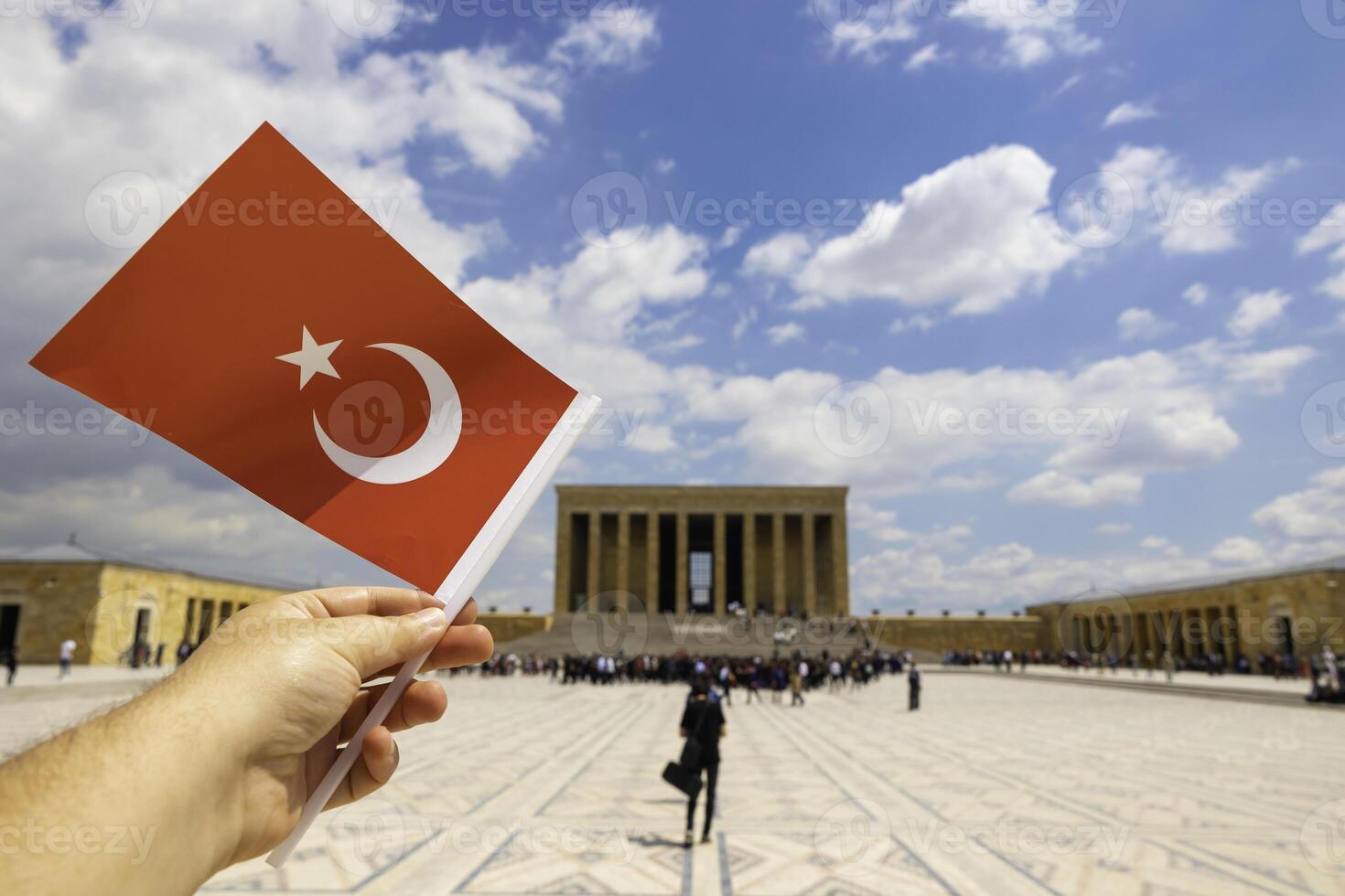 Turco nazionale vacanze. uomo agitando un' Turco bandiera nel Anitkabir nel ankara. foto