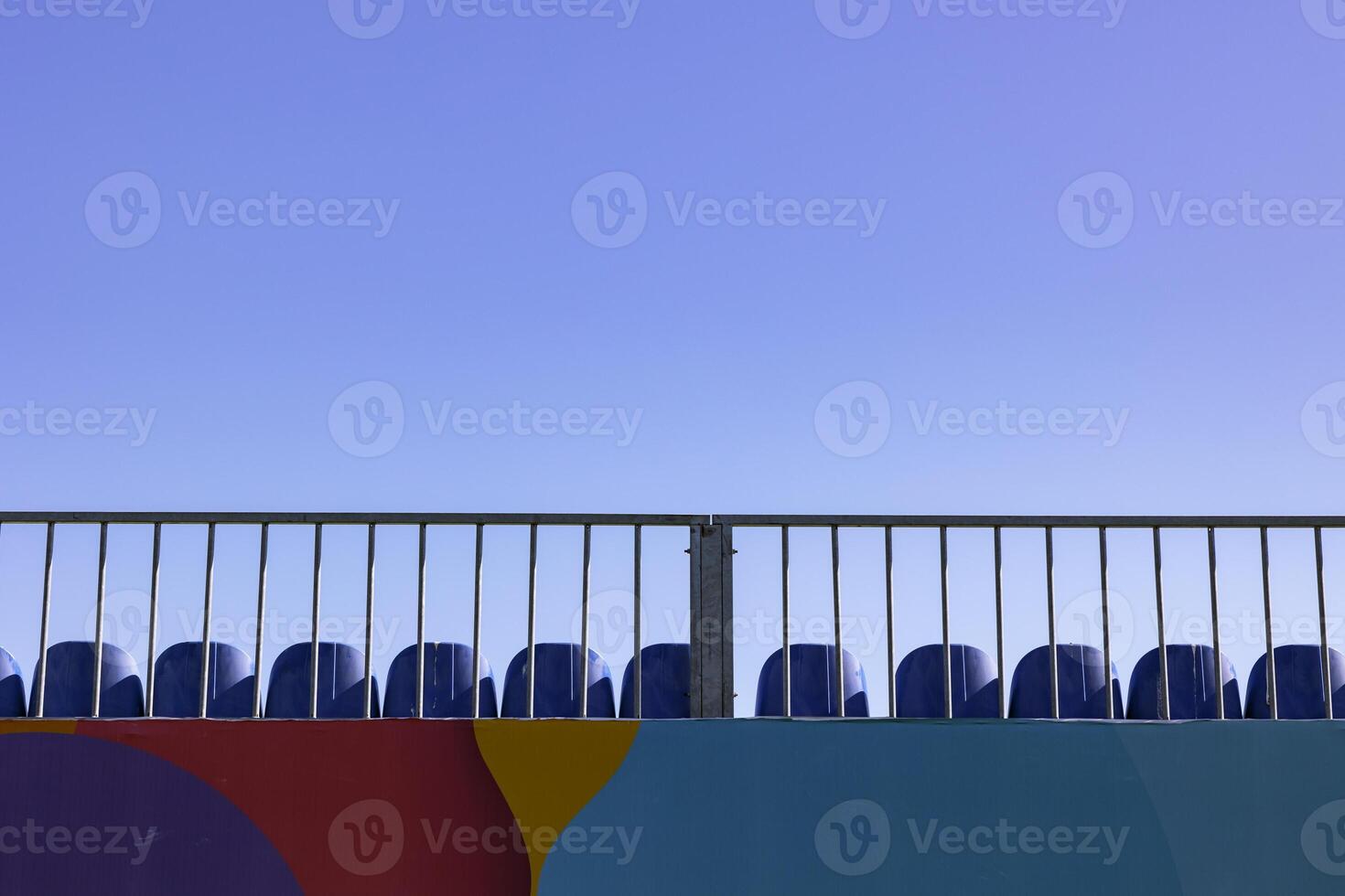 vuoto o vacante posti a sedere su il superiore di il stadio con chiaro cielo su sfondo foto