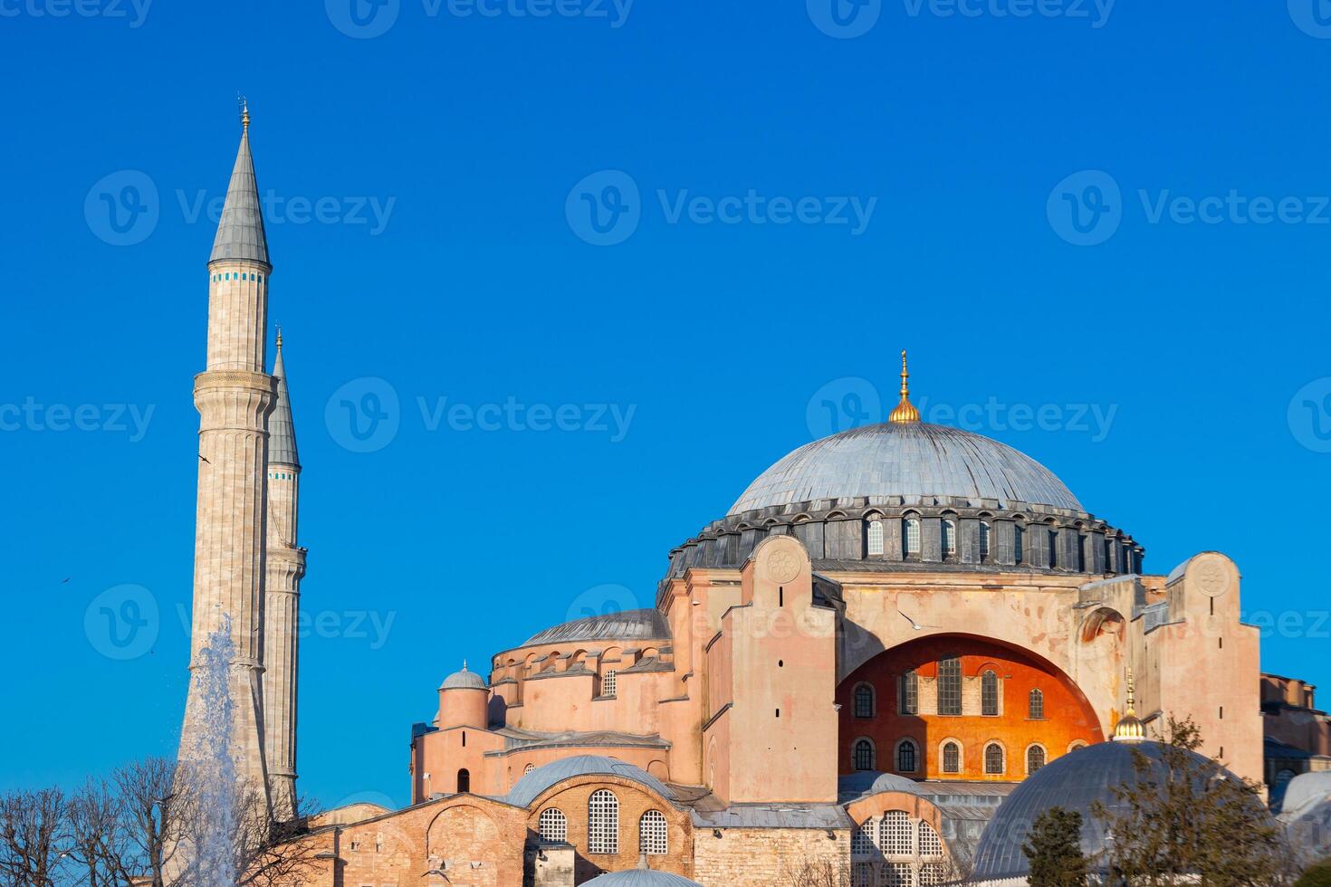 Ramadan o islamico concetto foto. hagia sophia o ayasofya con chiaro cielo foto