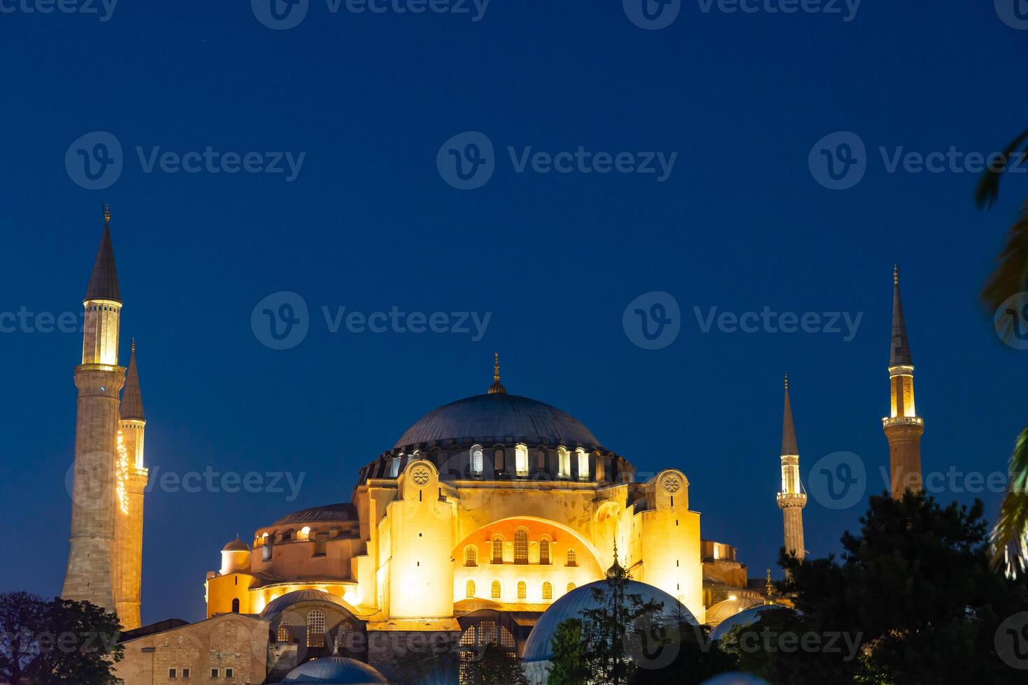 hagia sophia o ayasofya a notte. viaggio per Istanbul sfondo foto