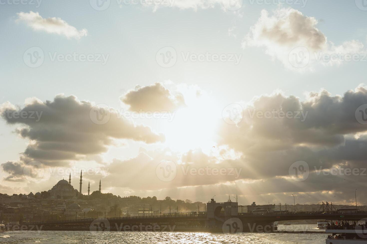 Istanbul sfondo foto. paesaggio urbano di Istanbul con i raggi del sole attraverso il nuvole foto