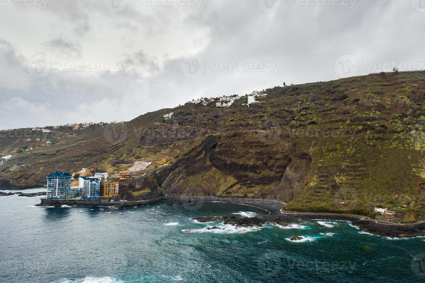 ruvido roccioso scogliere nel il nord di tenerife.black spiaggia nel il canarino isole. rocce, vulcanico rocce, atlantico oceano foto