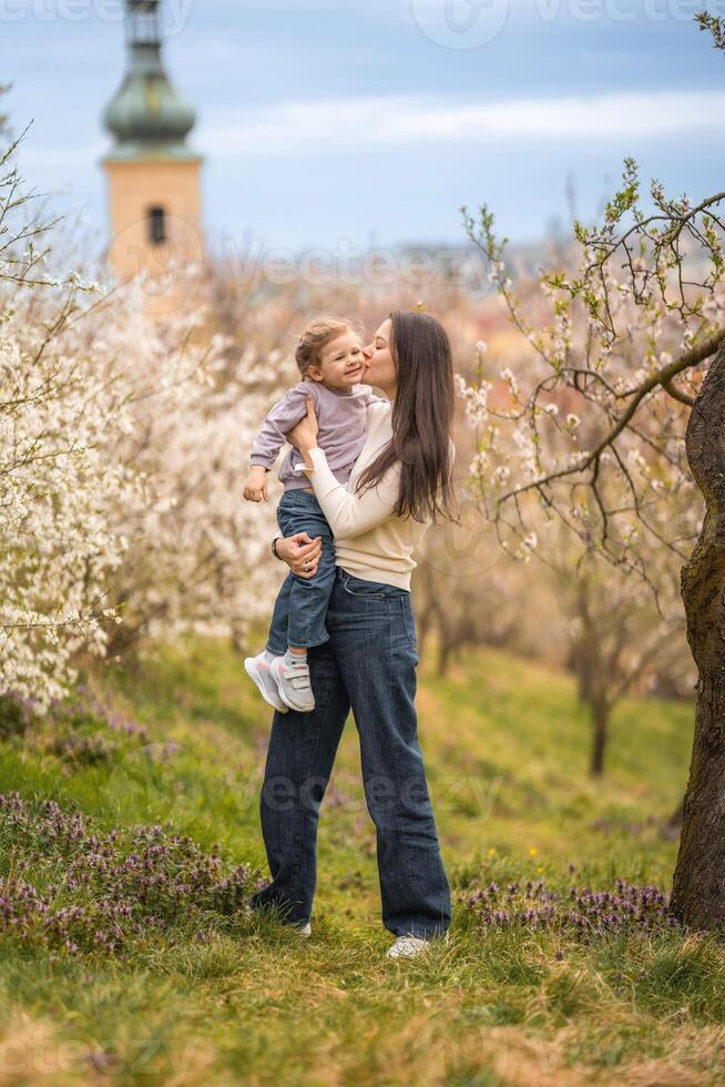 giovane madre e sua carino figlia avendo un' divertimento nel primavera tempo parco petrin nel praga, Europa foto