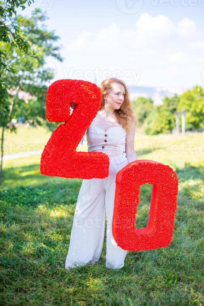 bellissimo donna con carta numero con fiori nel mano - decorazioni fatto con il tuo proprio mani. piccolo attività commerciale concetto. foto