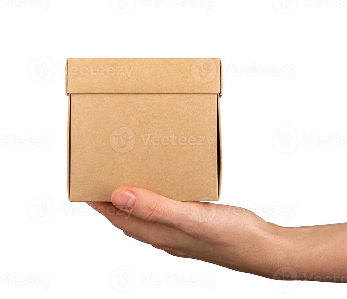 kraft scatola di cartone scatola, cartone pacchetto di piazza forma nel mano, isolato su bianca foto