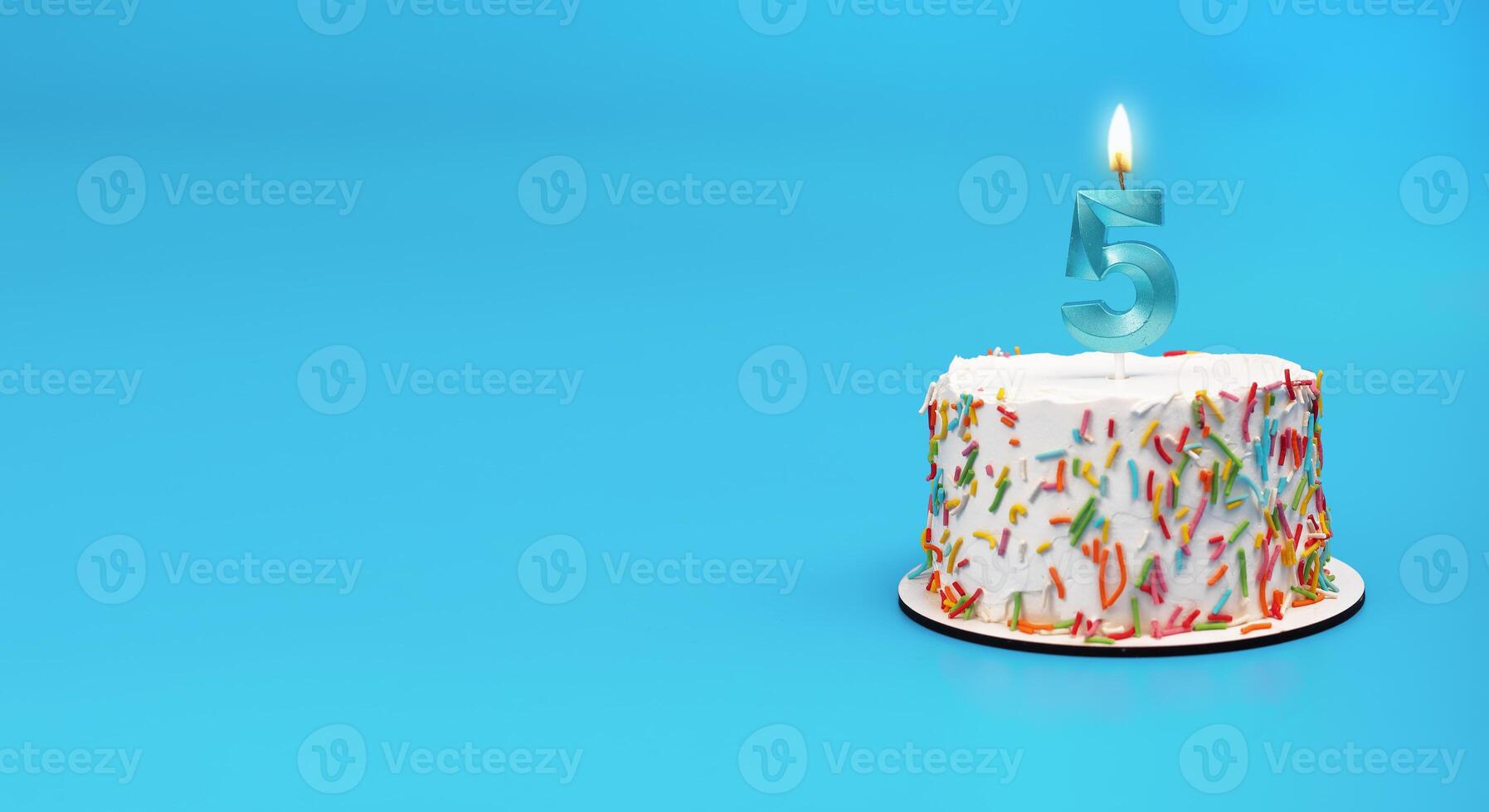 compleanno bento torta. 5 ° nascita giorno, 5 numero candela. bandiera sfondo, copia spazio per testo foto