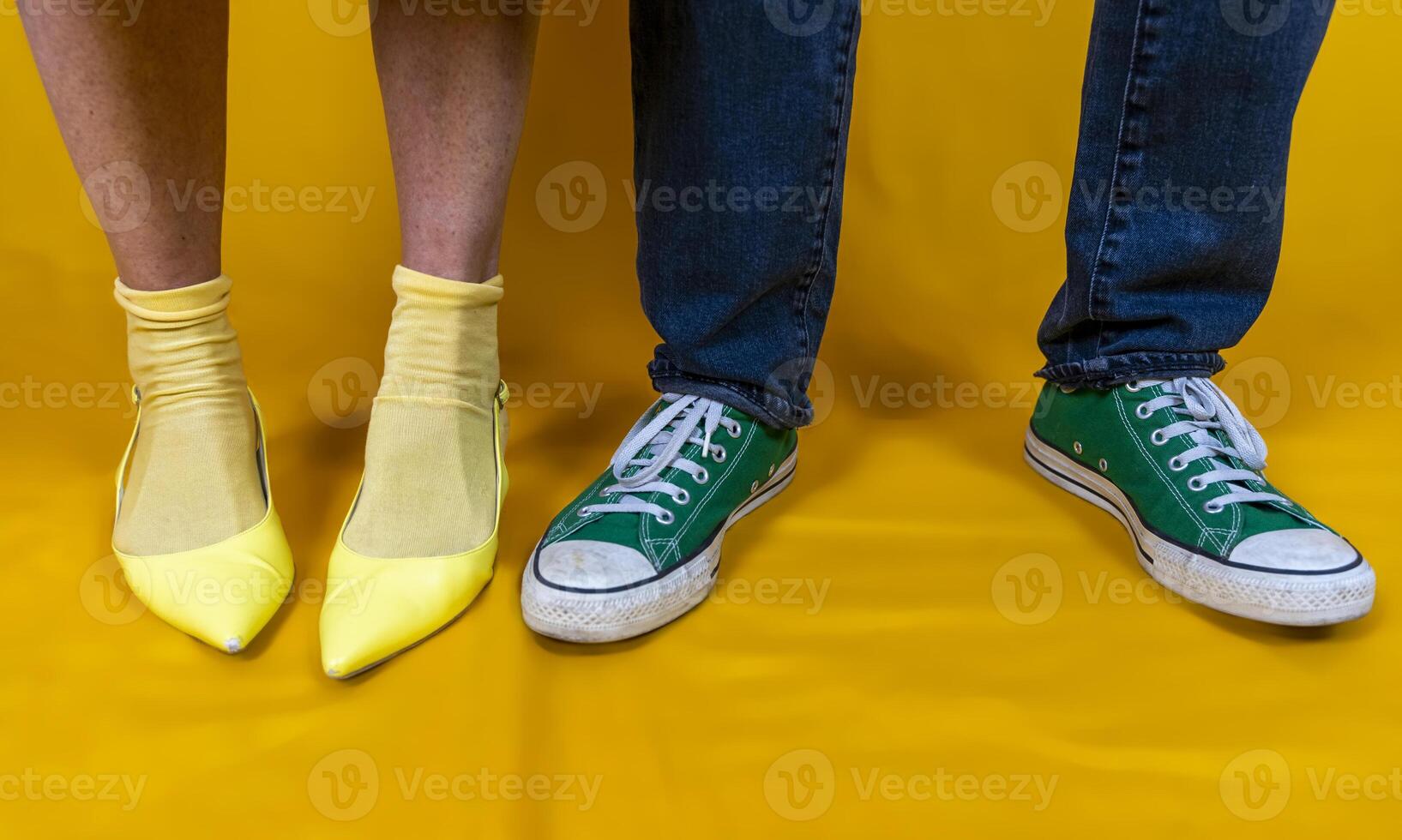 maschio e femmina gambe con scarpe nel il stile di il 50s su un' colorato sfondo foto