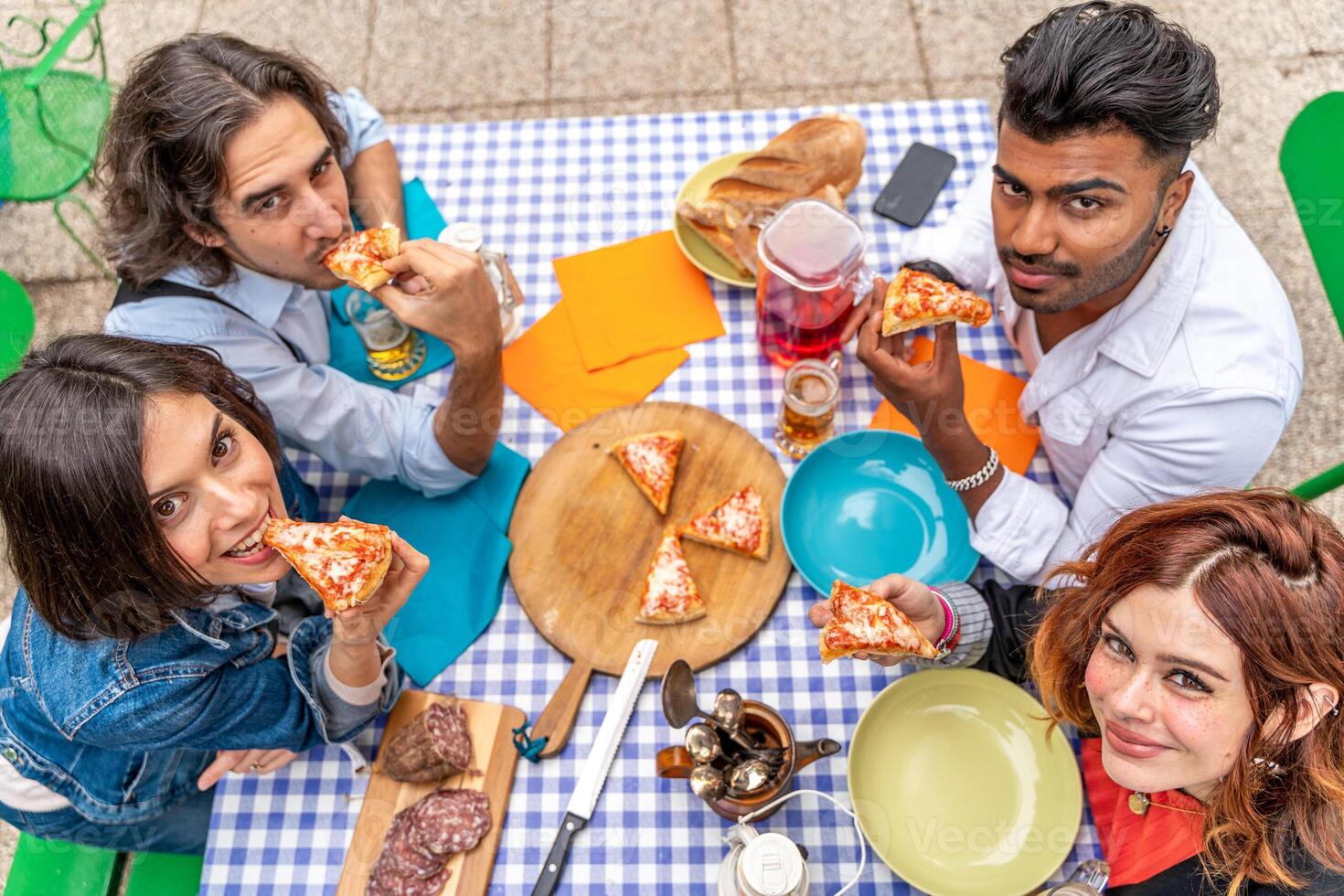 gruppo di amici avendo divertimento a giardino casa festa - giovane persone sorridente insieme potabile birra foto