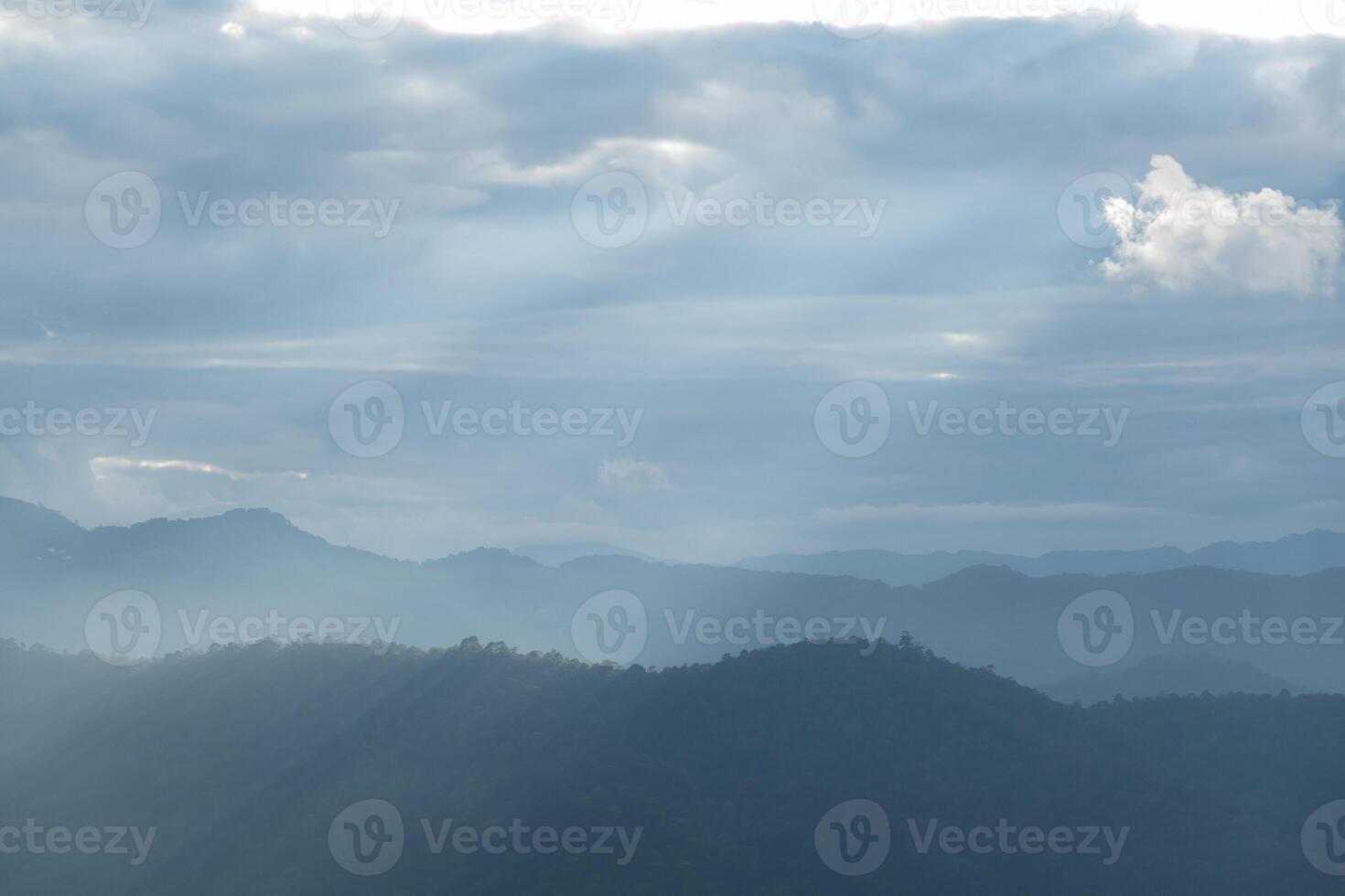 sole raggi filtro attraverso il nuvole nel colline di il valle illuminato di il di sole raggi filtraggio attraverso il nuvole foto