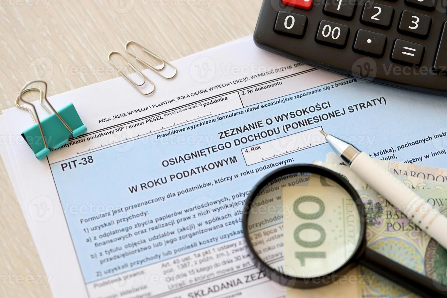 dichiarazione di il quantità di guadagnato reddito o sostenuto perdita fossa-38 imposta le forme su contabile tavolo con penna e polacco zloty i soldi fatture foto