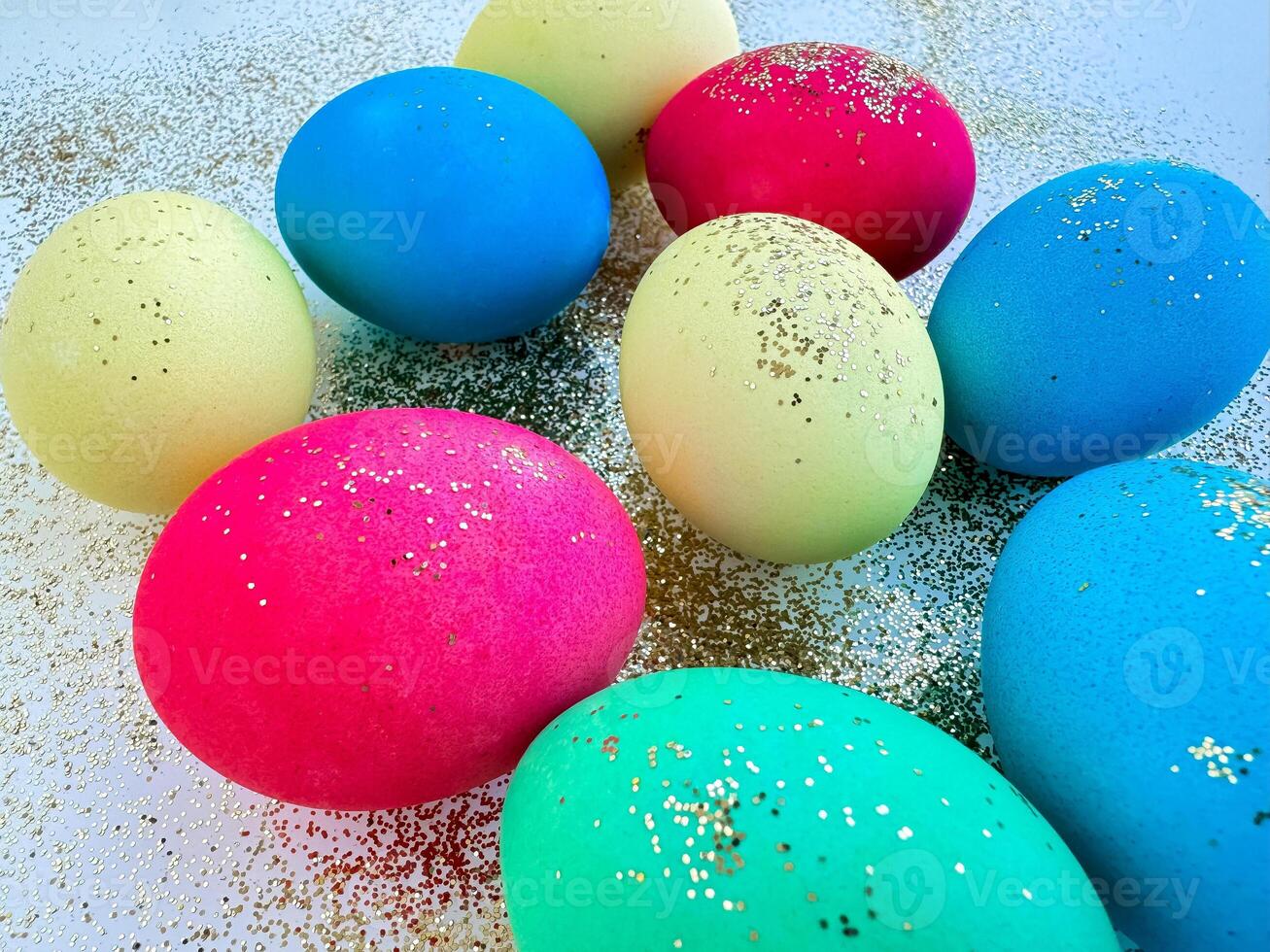 colorato Pasqua uova con luccichio su scintillante sfondo, festivo vacanza decorazione e celebrazione concetto con copia spazio. può essere Usato per di stagione saluto carte, vacanza festa invito foto