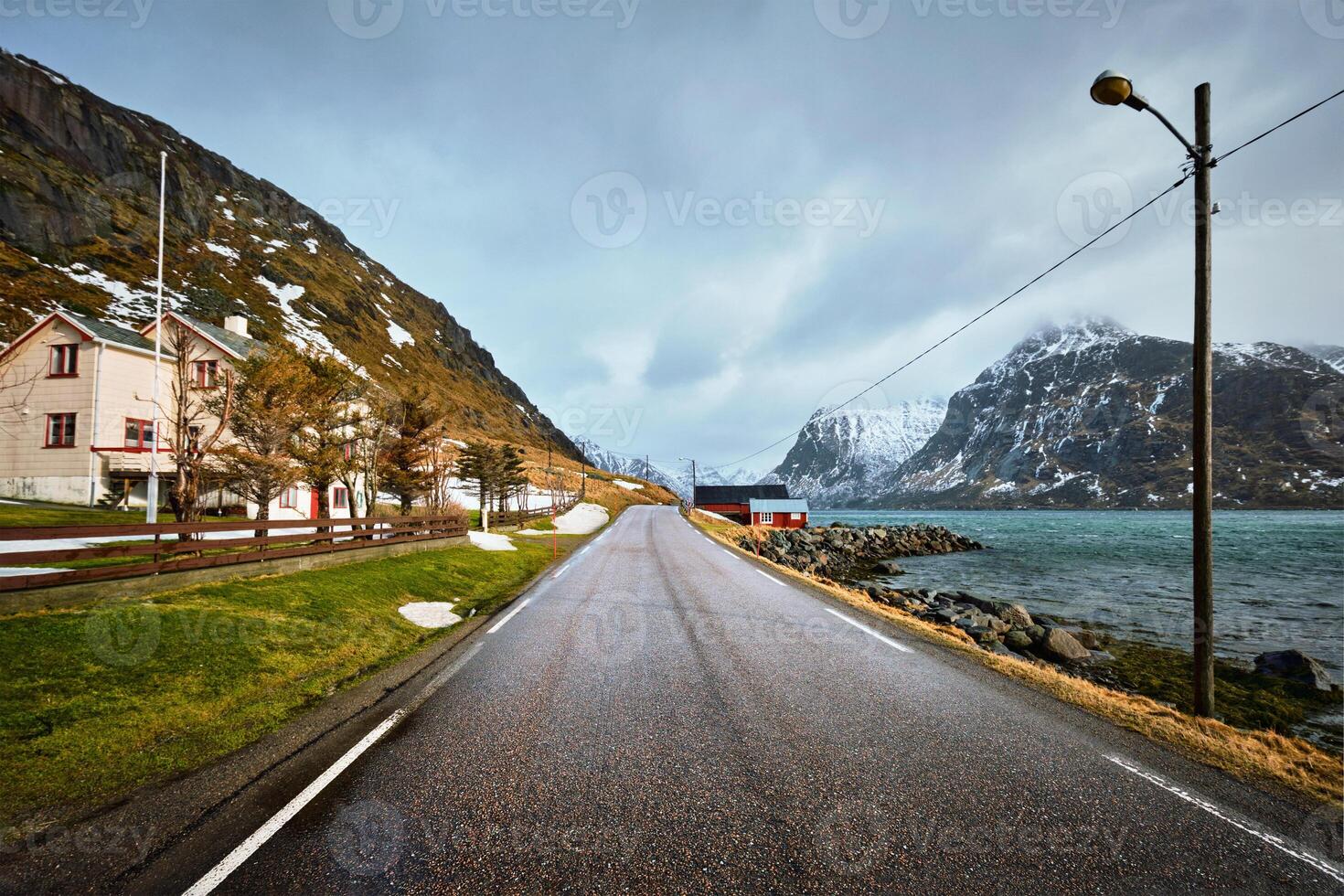 strada nel Norvegia lungo il fiordo foto