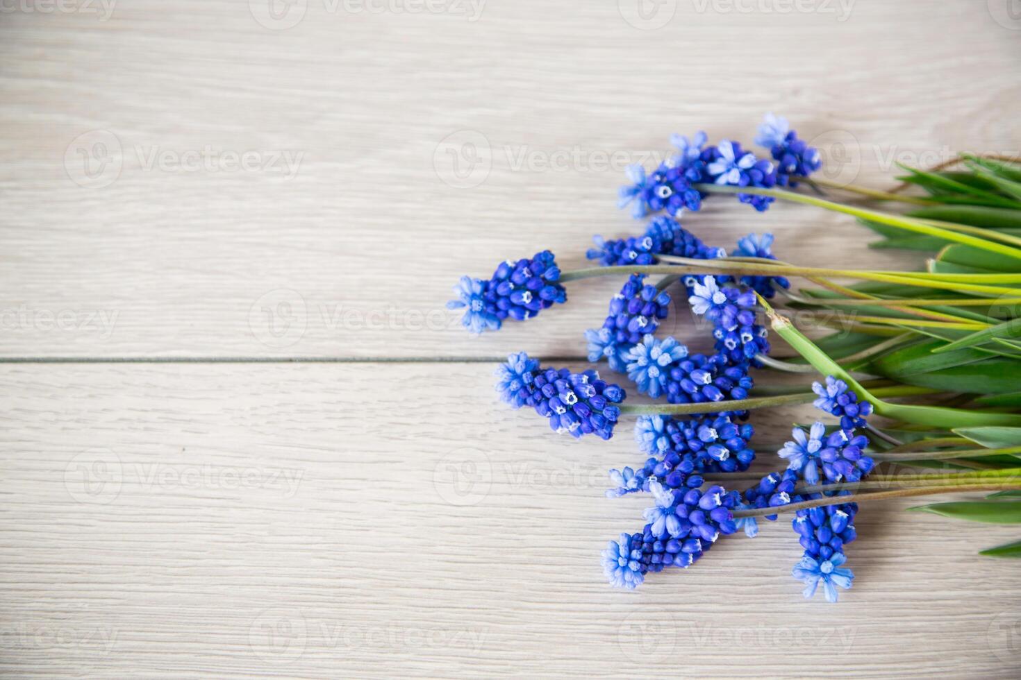 bellissimo mazzo di primavera fiori su un' di legno tavolo foto