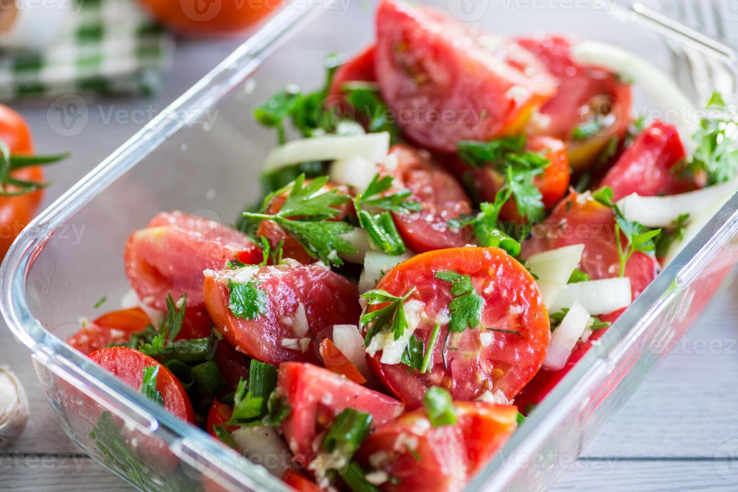 speziato merenda pomodori con aglio, erbe aromatiche, condimenti e cipolle nel un' bicchiere ciotola . foto