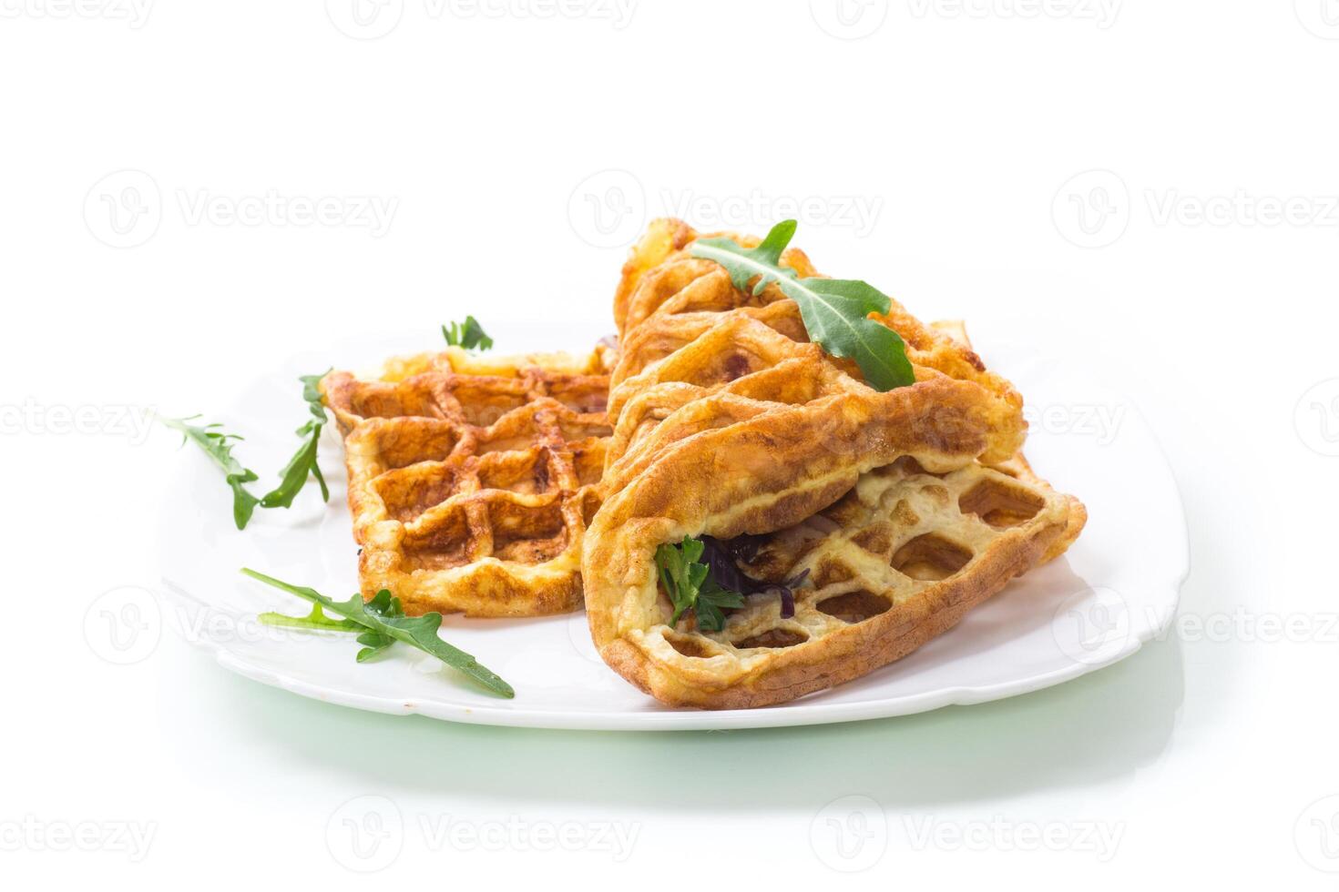 uovo frittata ripieno con cipolle e erbe aromatiche, fritte nel il modulo di cialde foto