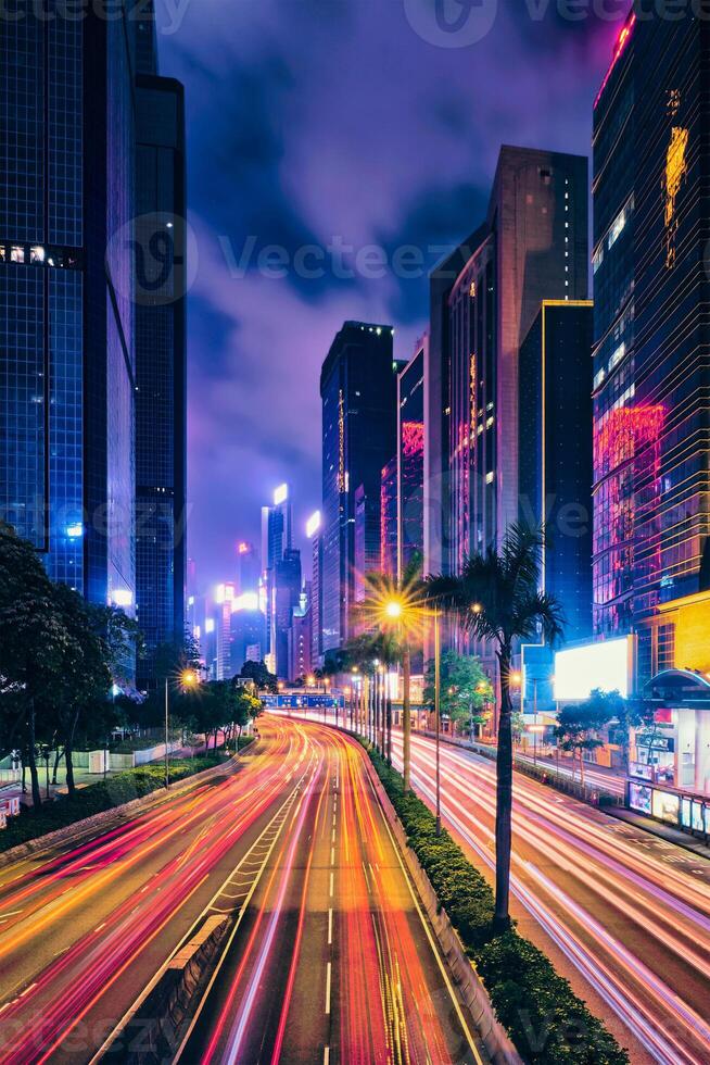 strada traffico nel hong kong a notte foto