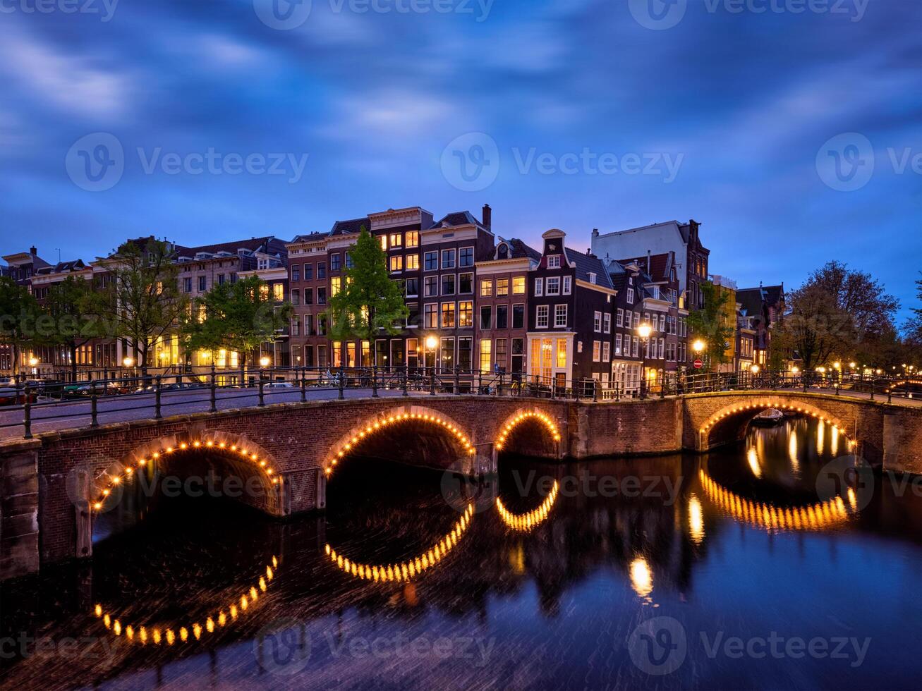 Amsterdam canale, ponte e medievale case nel il sera foto