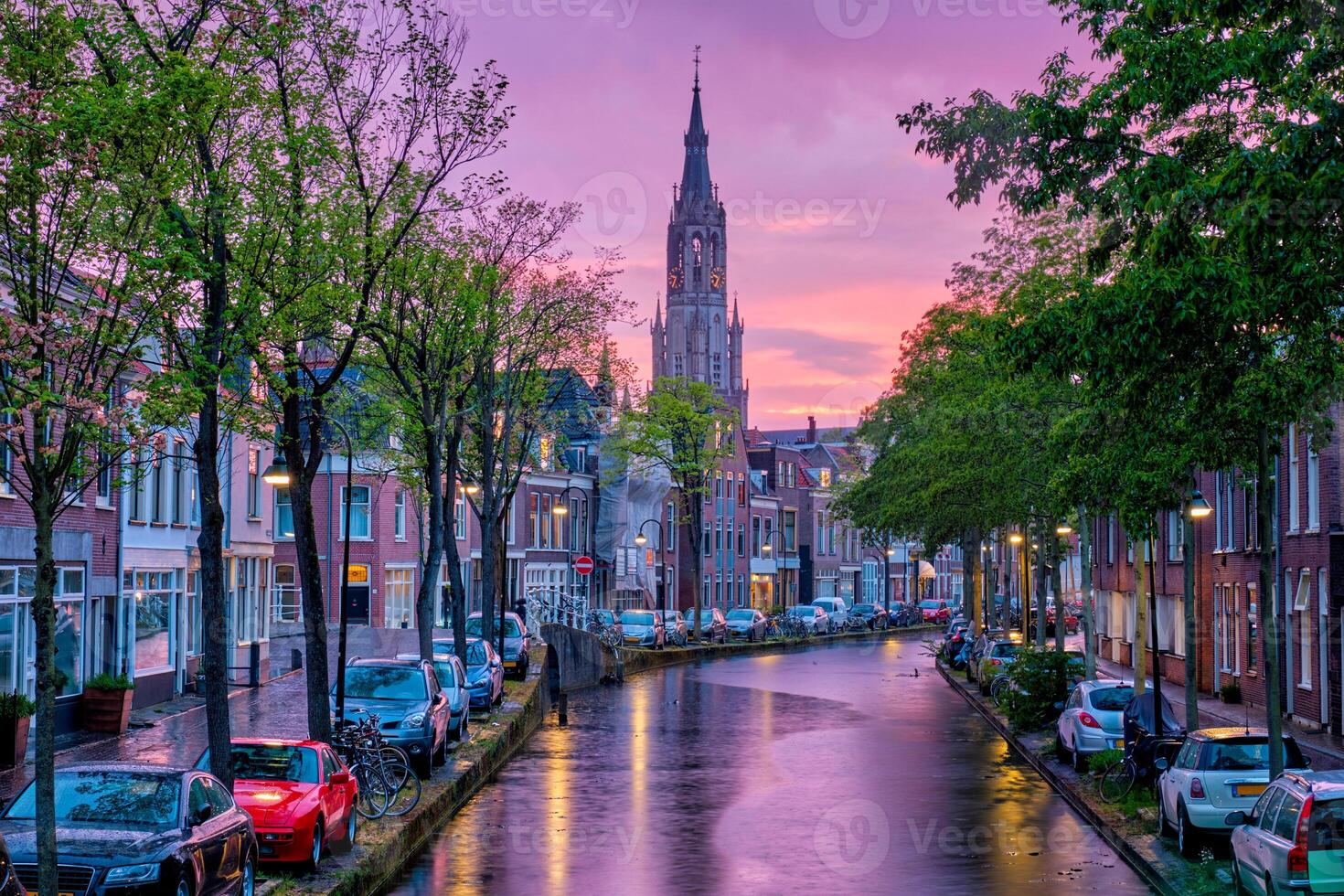 canale con parcheggiata lungo macchine nel maiolica di delft cittadina, Olanda foto