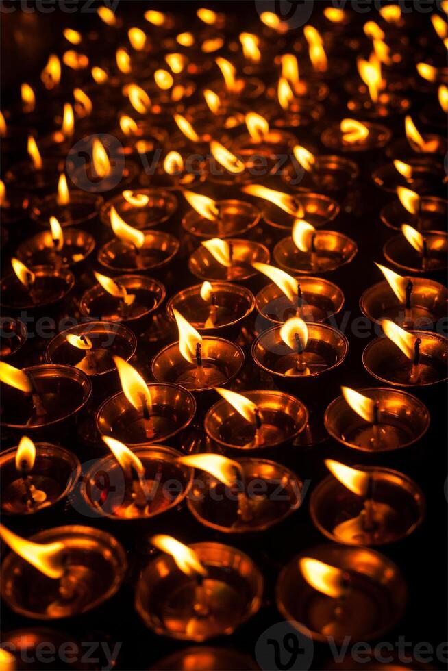 ardente candele nel tibetano buddista tempio foto