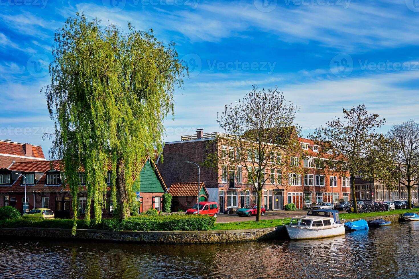 Barche, case e canale. harlem, Olanda foto
