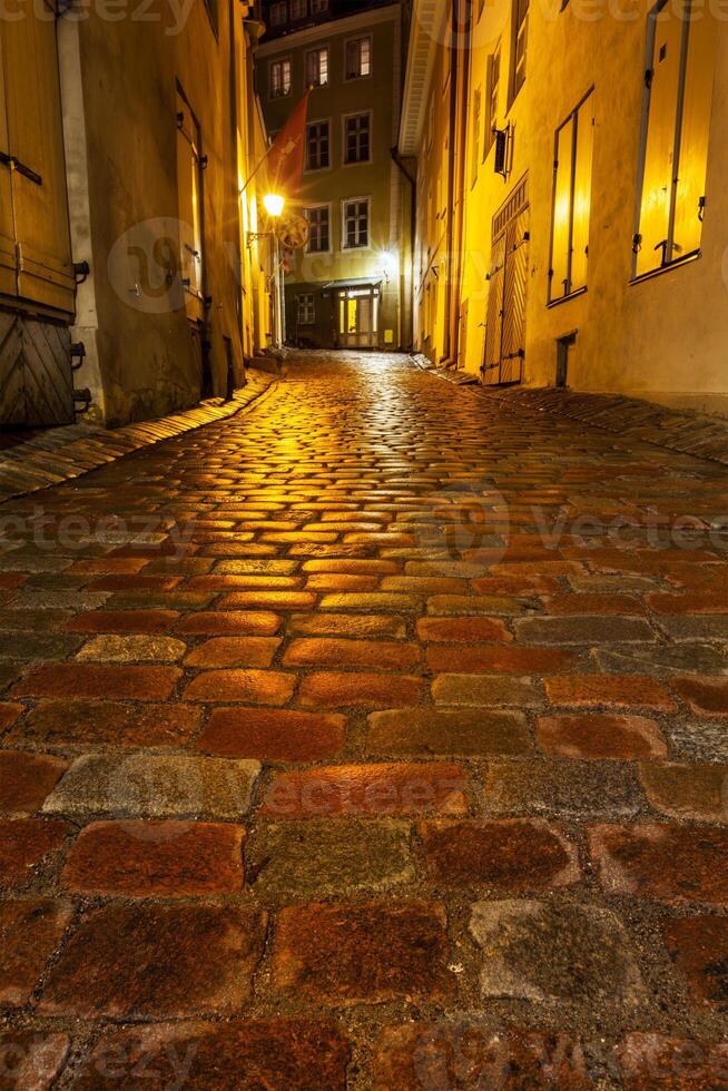 Tallinn strada nel notte, Estonia foto