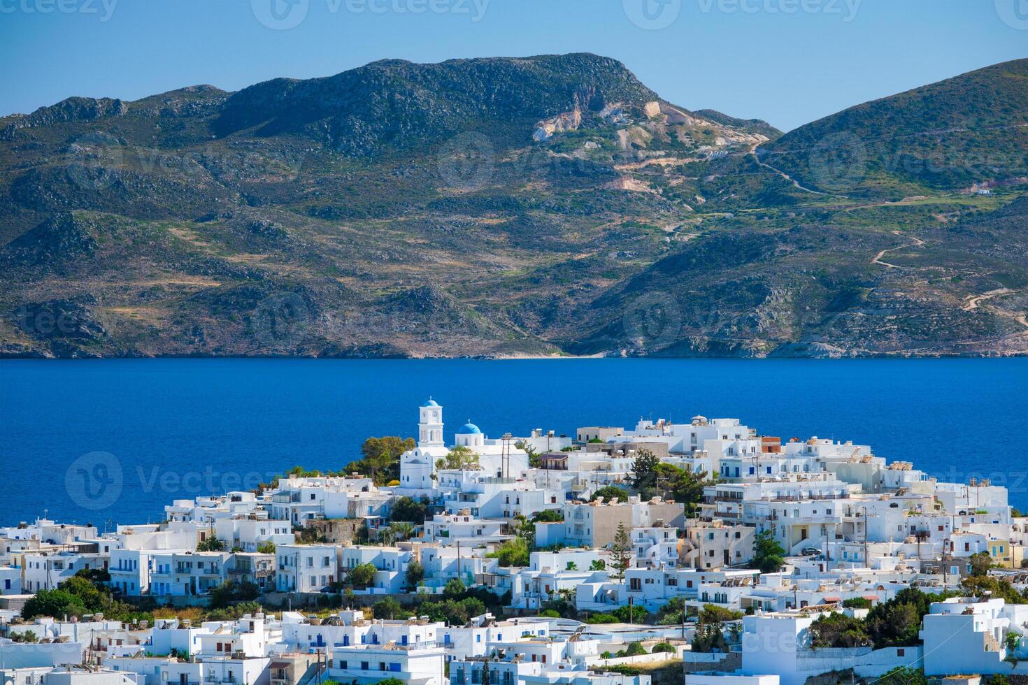 Visualizza di plaka villaggio con tradizionale greco Chiesa. milos isola, Grecia foto