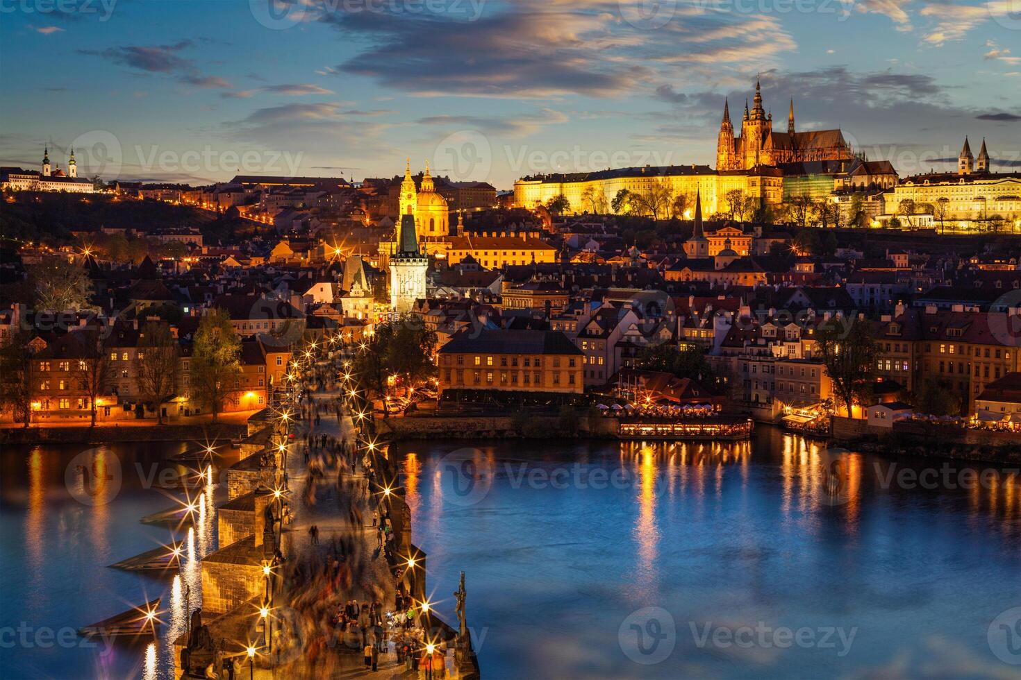 notte Visualizza di praga castello e charles ponte al di sopra di vltava fiume foto