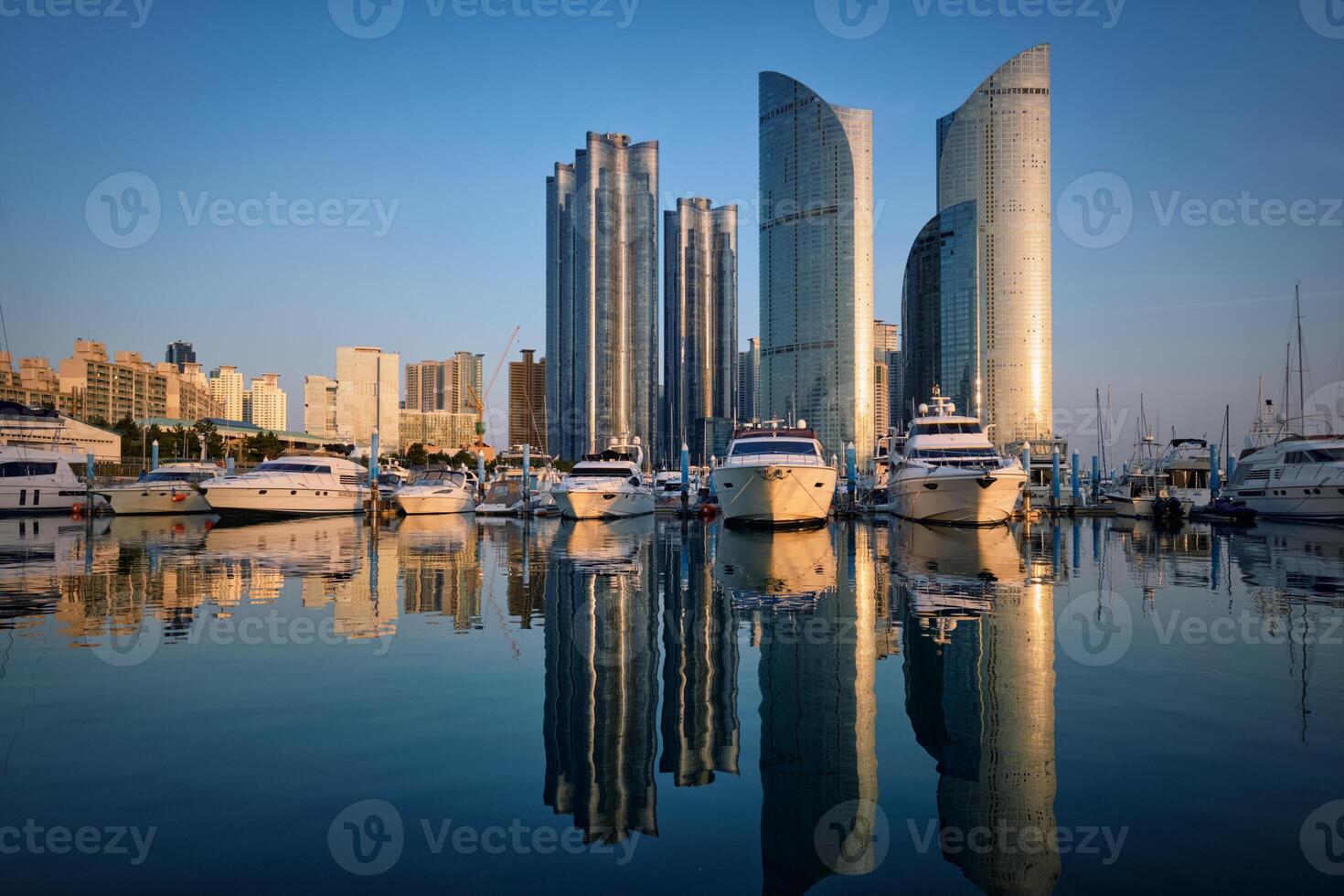busan marina con yachts su tramonto, Sud Corea foto