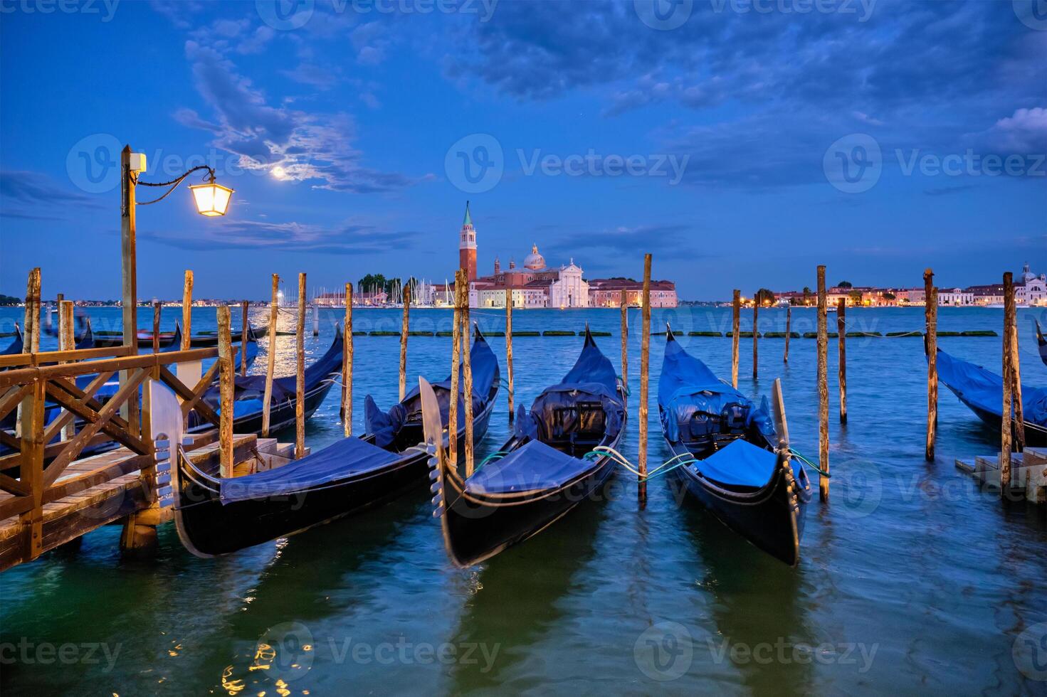 san giorgio maggiore Chiesa con pieno Luna. Venezia, Italia foto