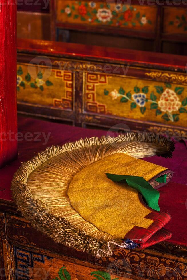 giallo cappello attributo di tibetano buddismo foto
