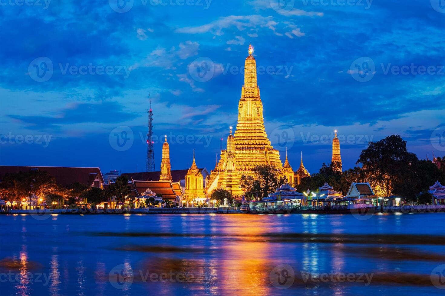 wat arun tempio nel bangkok, Tailandia nel il notte foto
