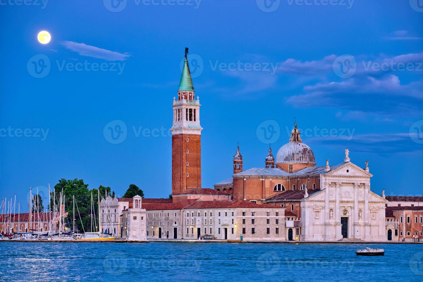 san giorgio maggiore Chiesa con pieno Luna. Venezia, Italia foto