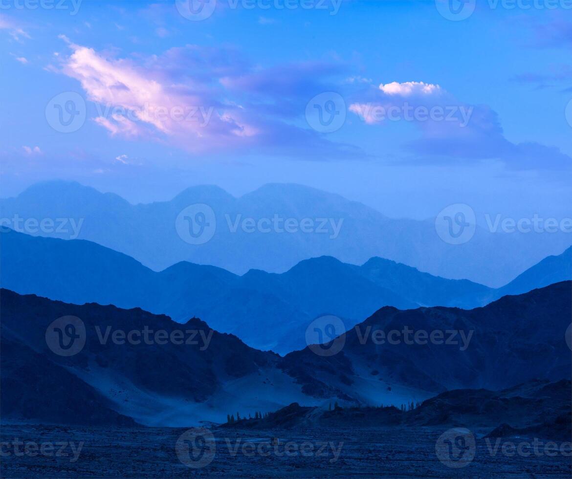 Himalaya montagne nel crepuscolo foto