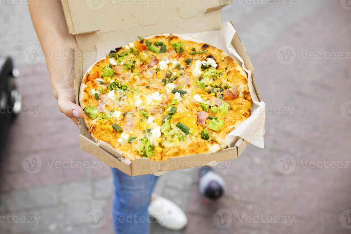 mano Tenere Aperto vegetariano Pizza scatola foto