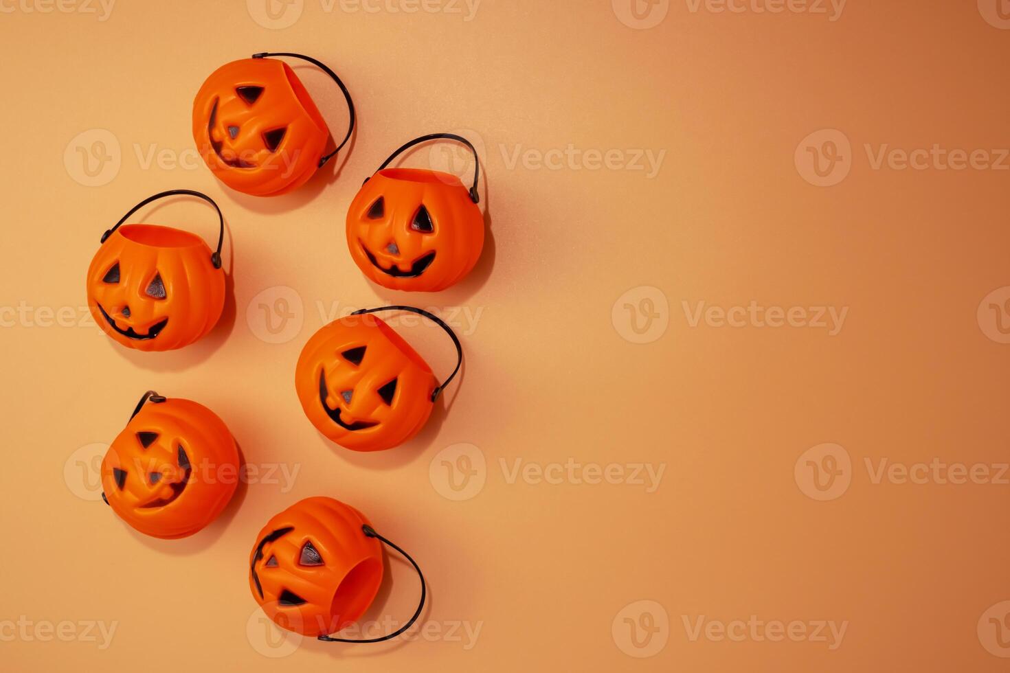 piatto posare composizione con Halloween trucco o trattare benne su arancia sfondo foto