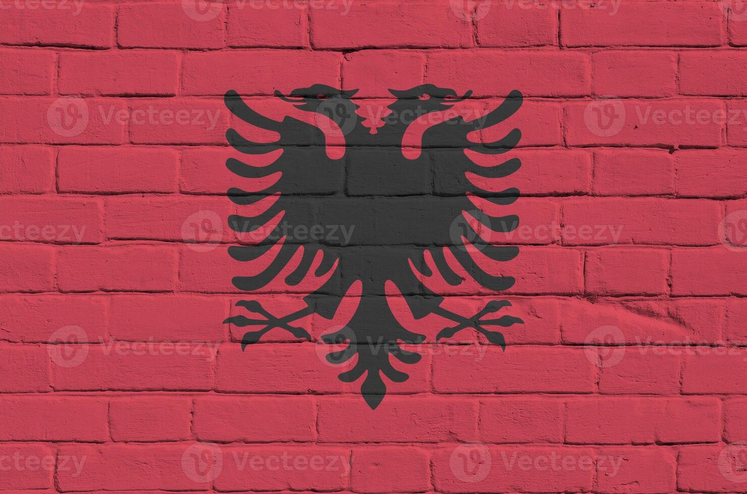 Albania bandiera raffigurato nel dipingere colori su vecchio mattone parete. strutturato bandiera su grande mattone parete opere murarie sfondo foto