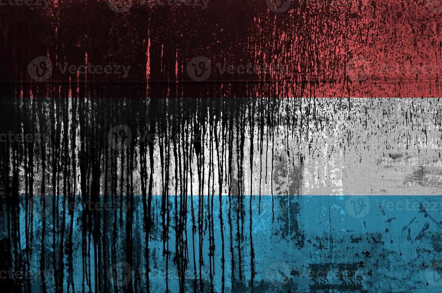 lussemburgo bandiera raffigurato nel dipingere colori su vecchio e sporco olio barile parete avvicinamento. strutturato bandiera su ruvido sfondo foto