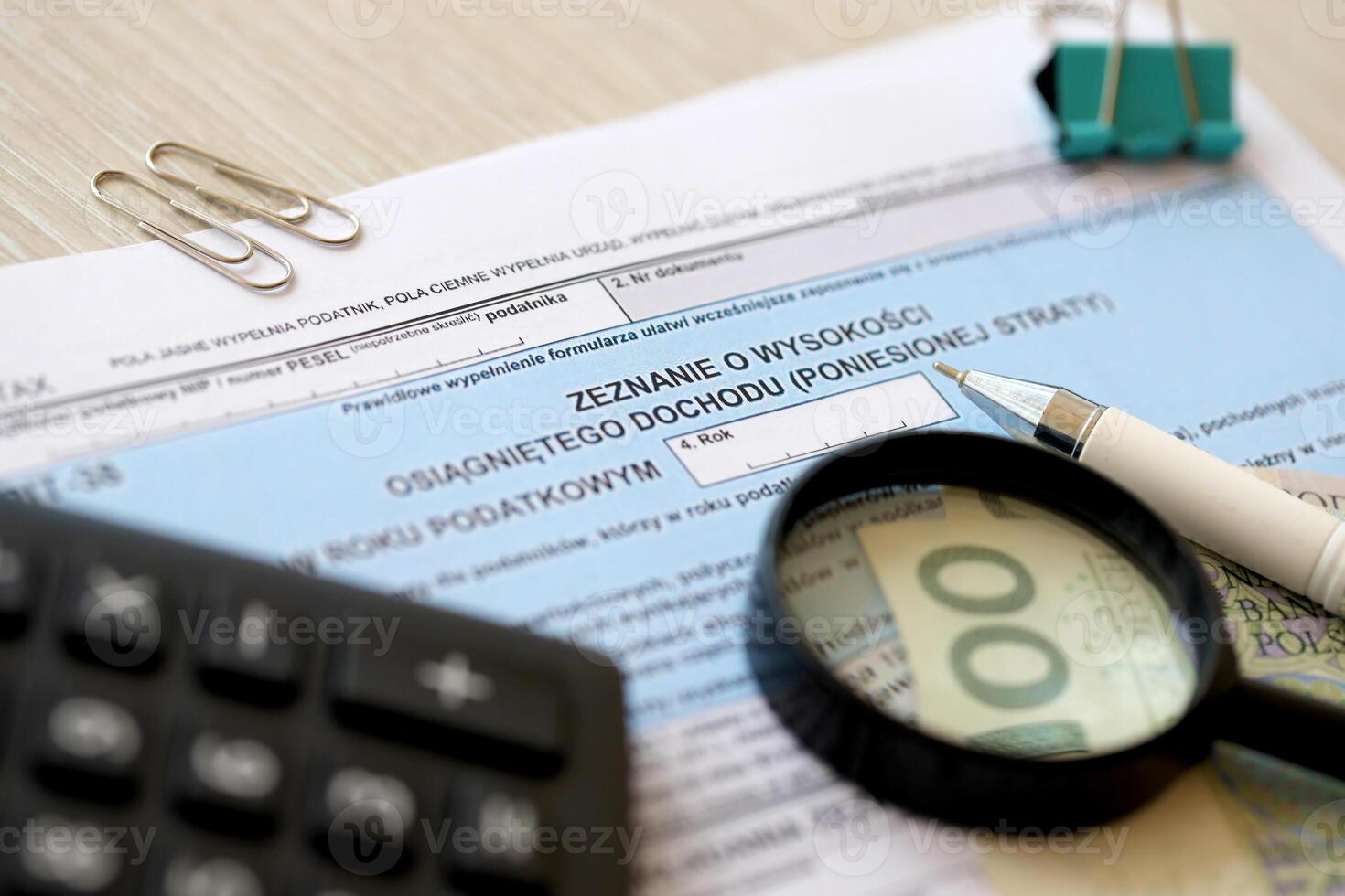 dichiarazione di il quantità di guadagnato reddito o sostenuto perdita fossa-38 imposta le forme su contabile tavolo con penna e polacco zloty i soldi fatture foto